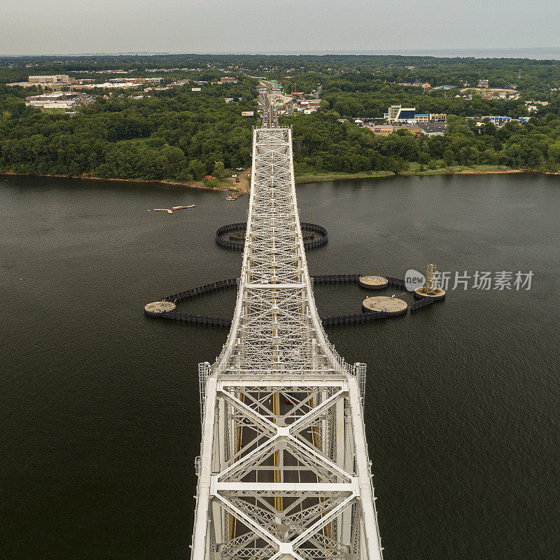 沿着Outerbridge Crossing横跨Arthur Kill的桥从新泽西通往纽约的Staten岛。